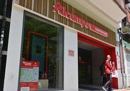 Entrada de un supermercado de Alcampo.