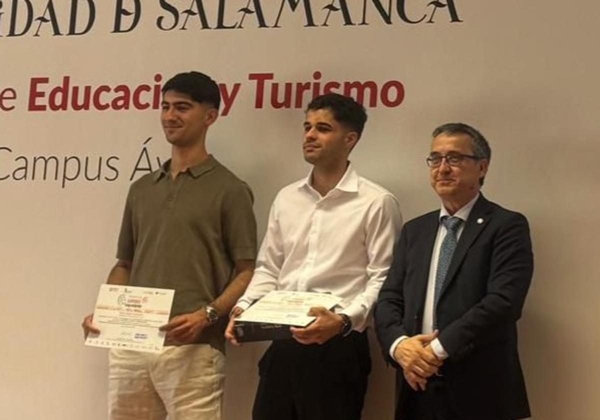 David Alegre González y Darío Álvarez González recogen el premio en el Campus de la Universidad de Salamanca en Ávila