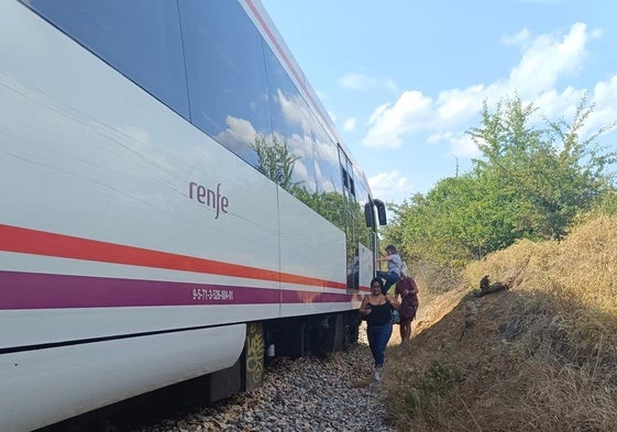 Pasajeros bajando del tren descarrilado entre Boñar y La Ercina.
