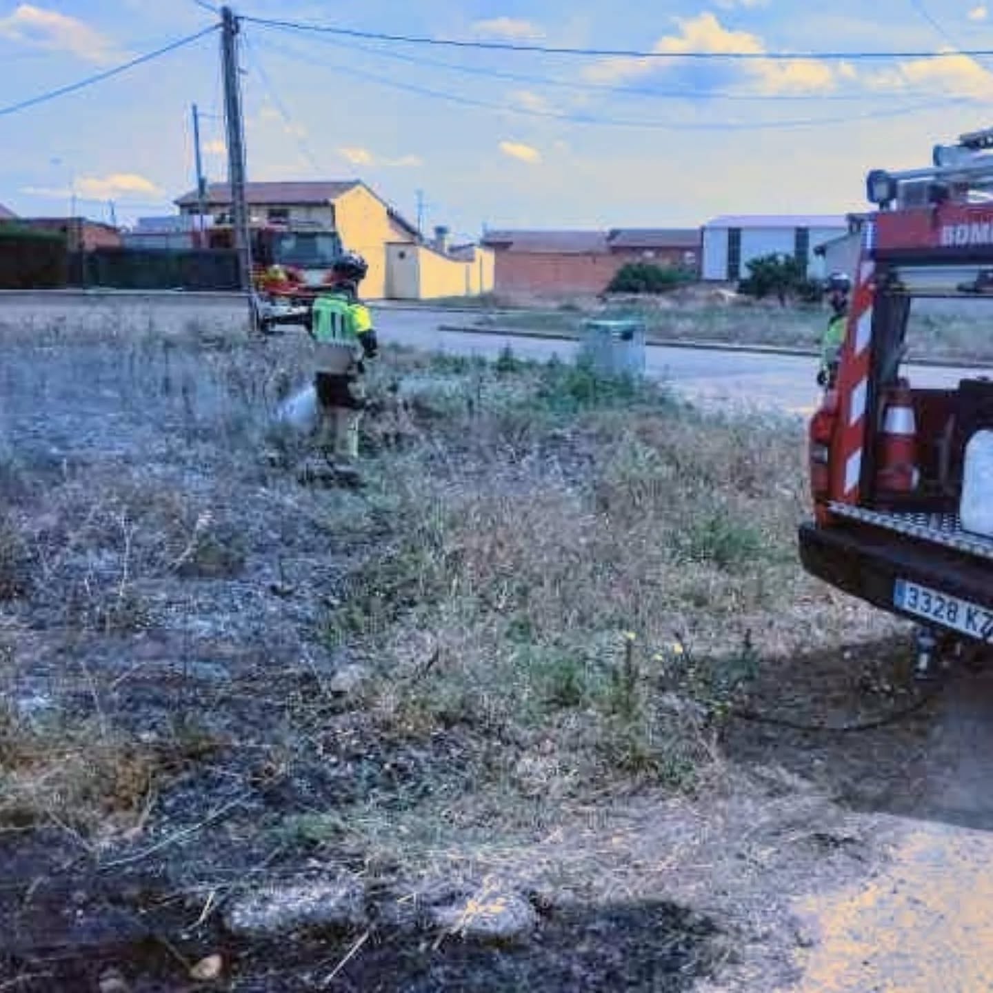 Bomberos de la Diputación extinguiendo el fuego en Laguna de Negrillos.