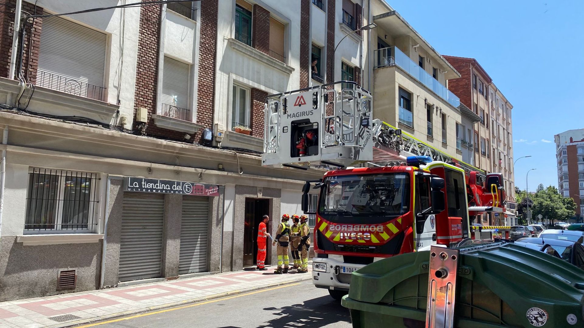 La intervención de los servicios de emergencias en una calle del centro de León