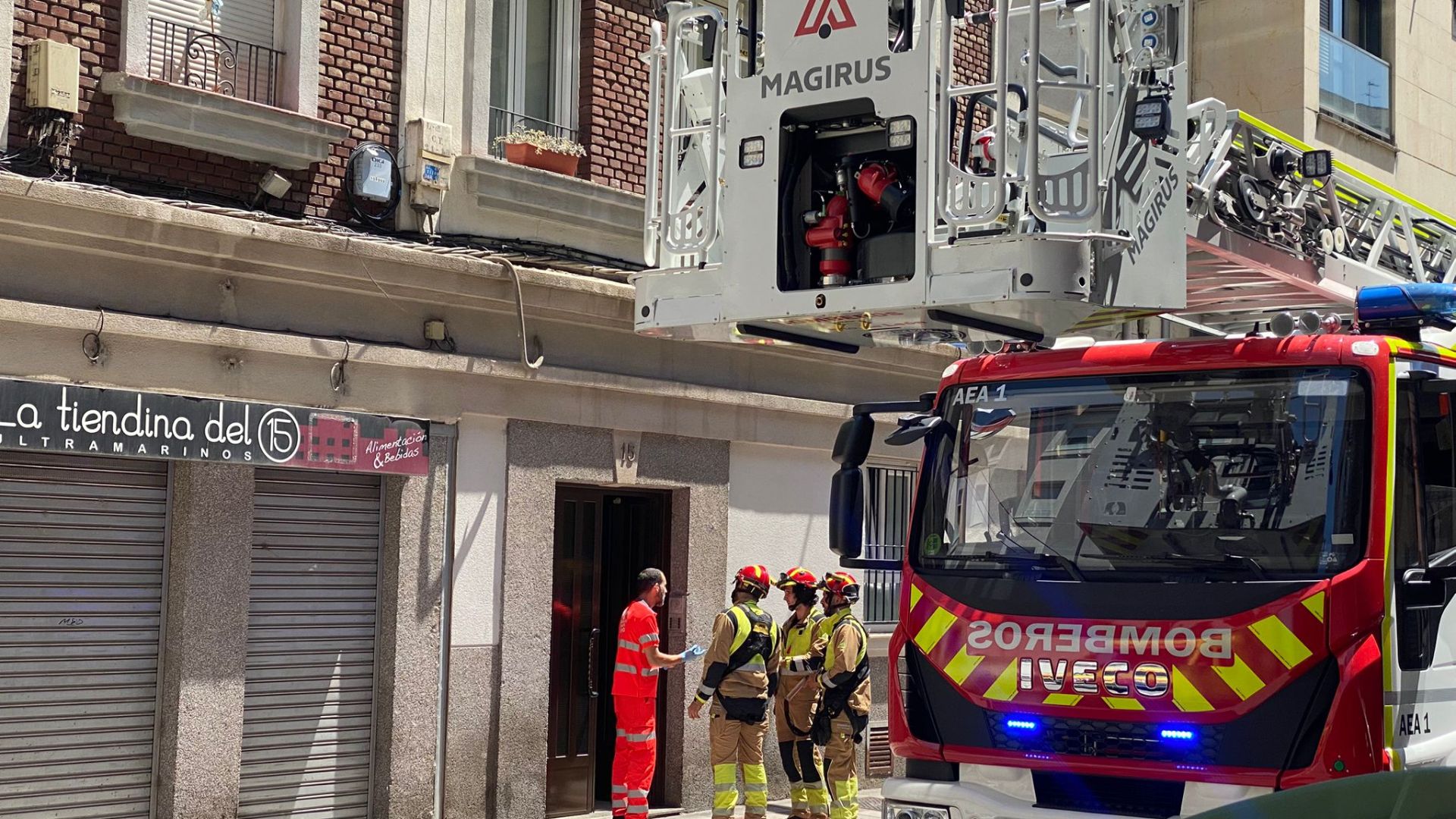 La intervención de los servicios de emergencias en una calle del centro de León