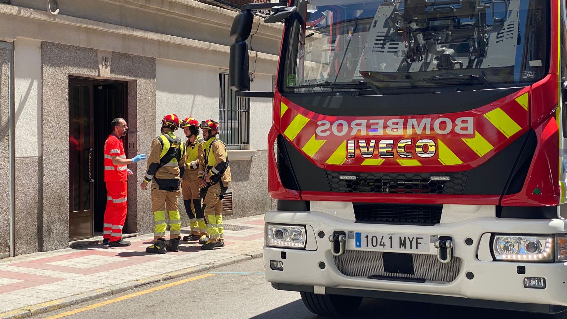 La intervención de los servicios de emergencias en una calle del centro de León
