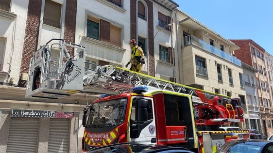 Bomberos de León planificando el acceso a la vivienda de la persona con problemas de salud que no podía abrir su puerta.