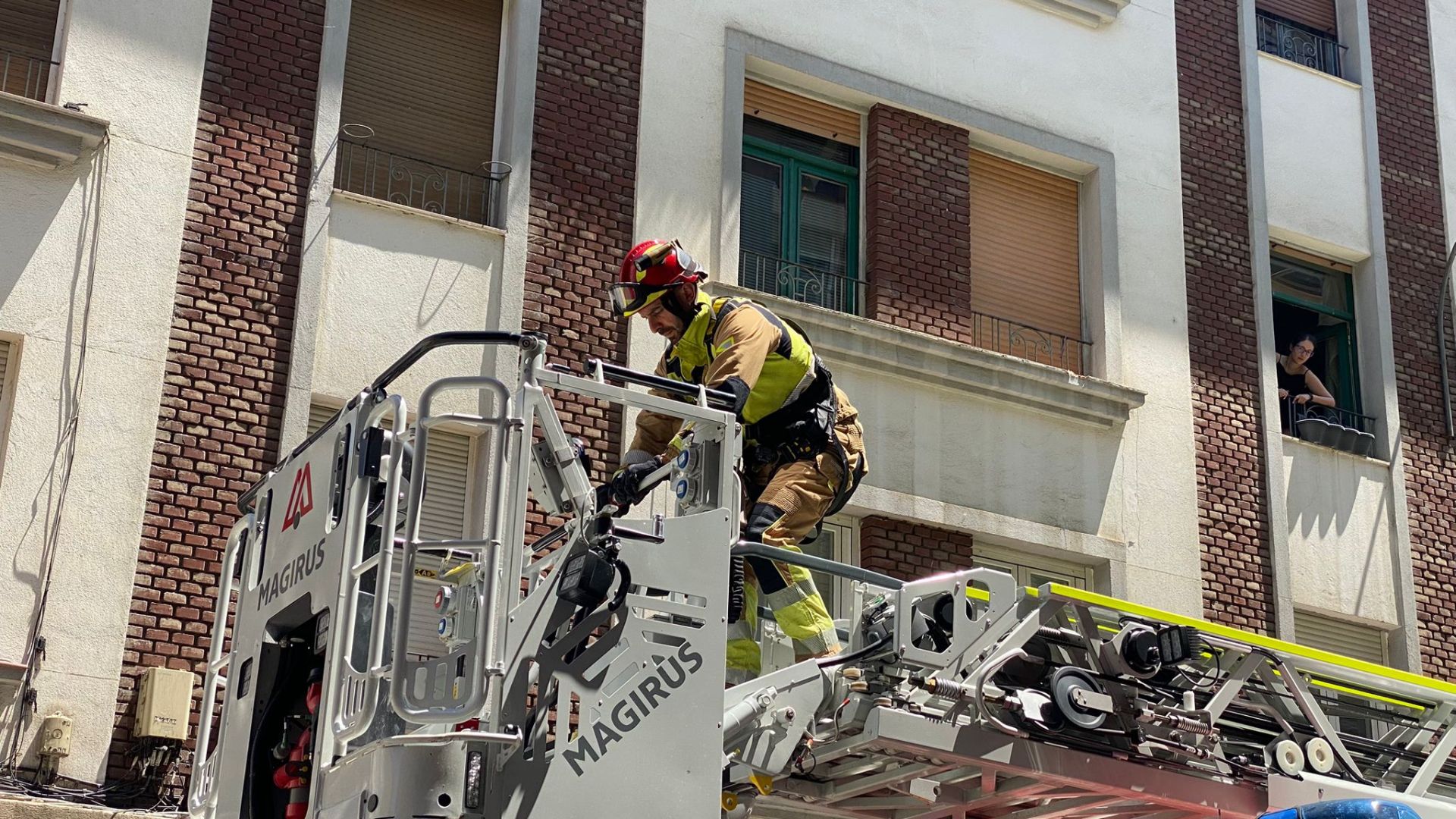 La intervención de los servicios de emergencias en una calle del centro de León