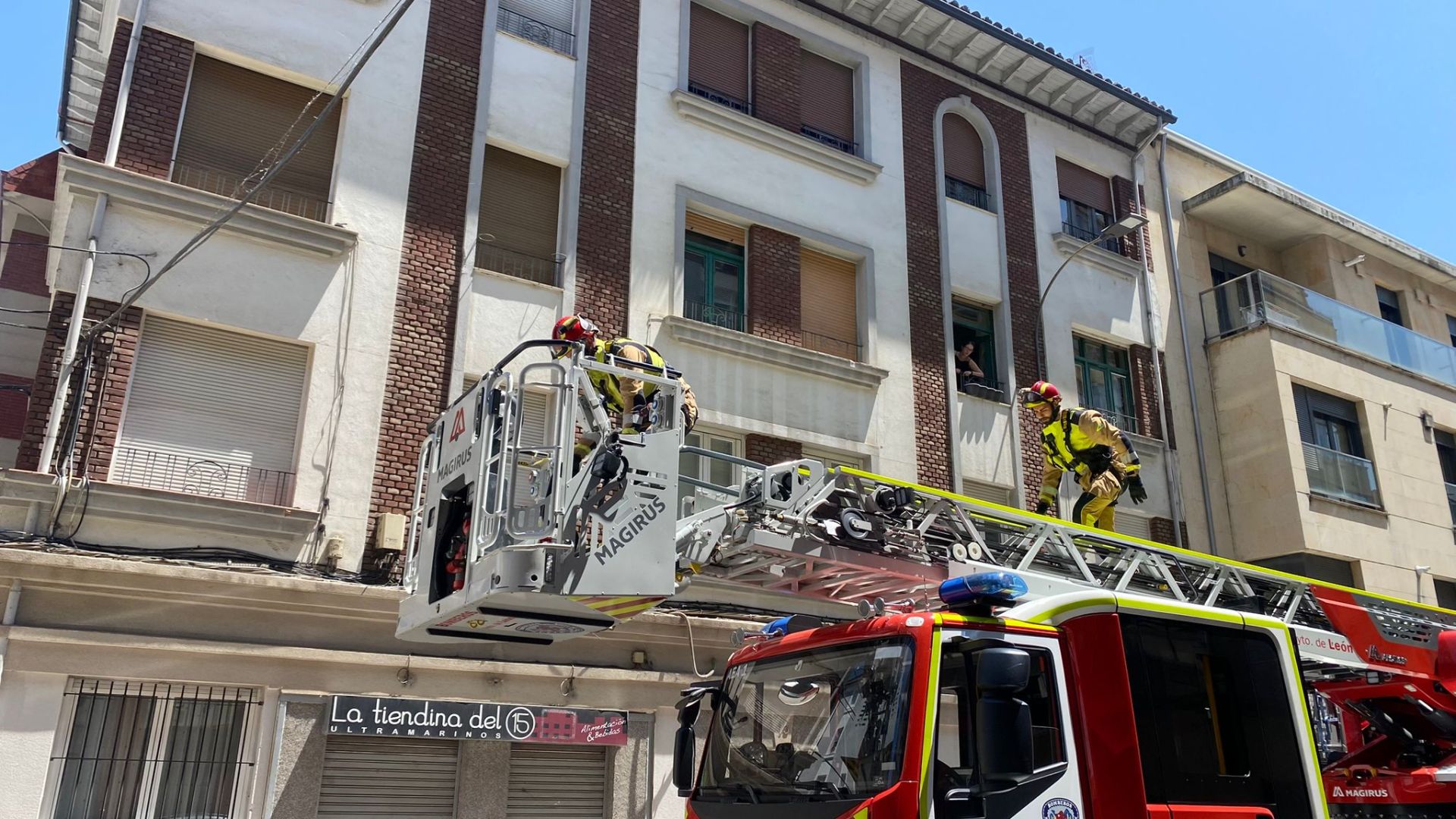 La intervención de los servicios de emergencias en una calle del centro de León