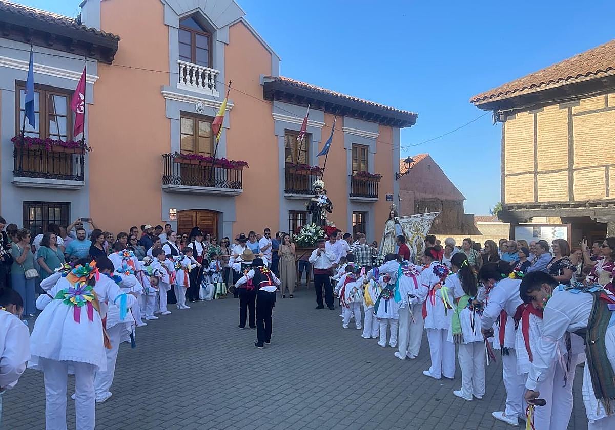 Los danzantes bailan al paso del santo.