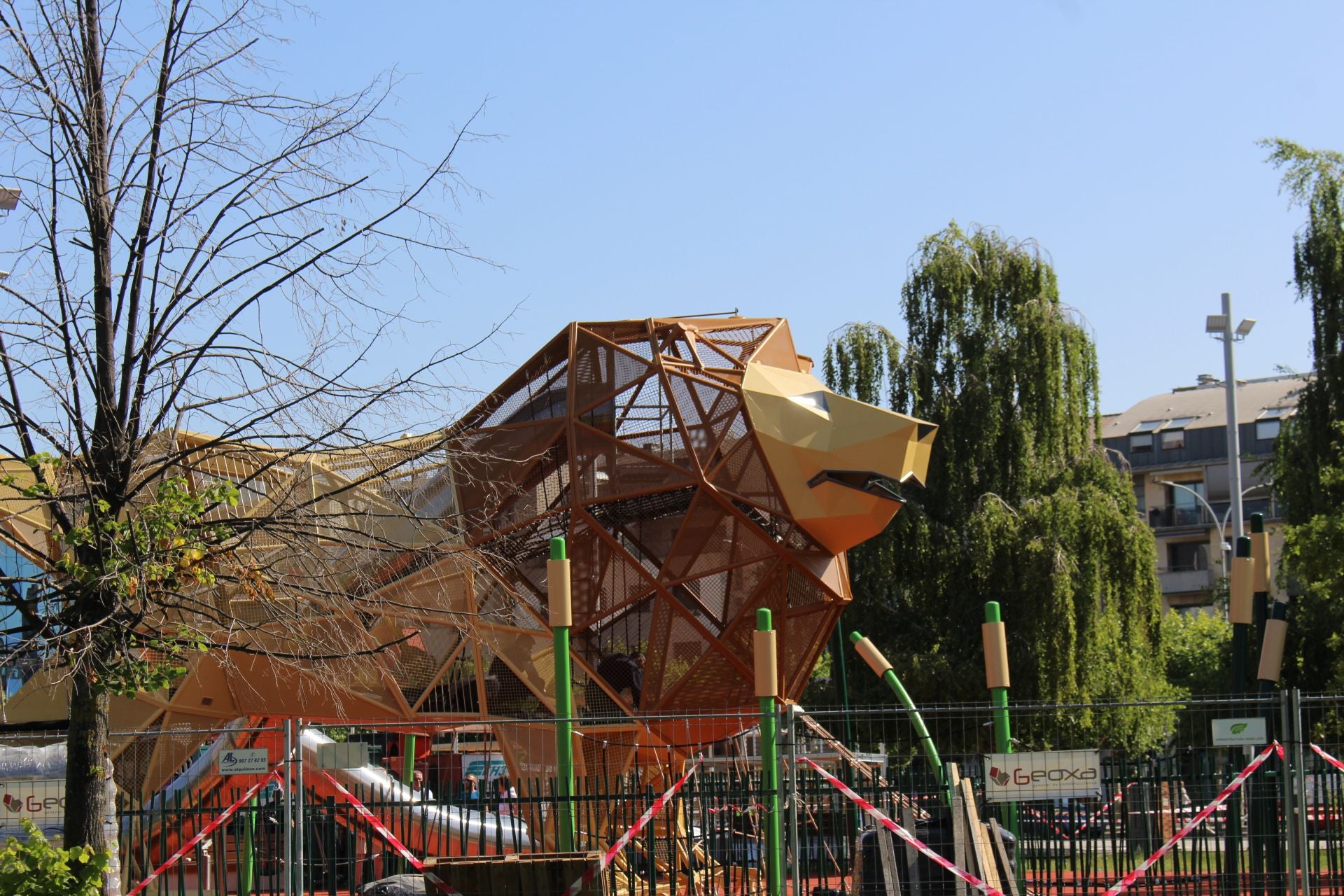 Últimos retoques del león gigante de los Pendones Leoneses