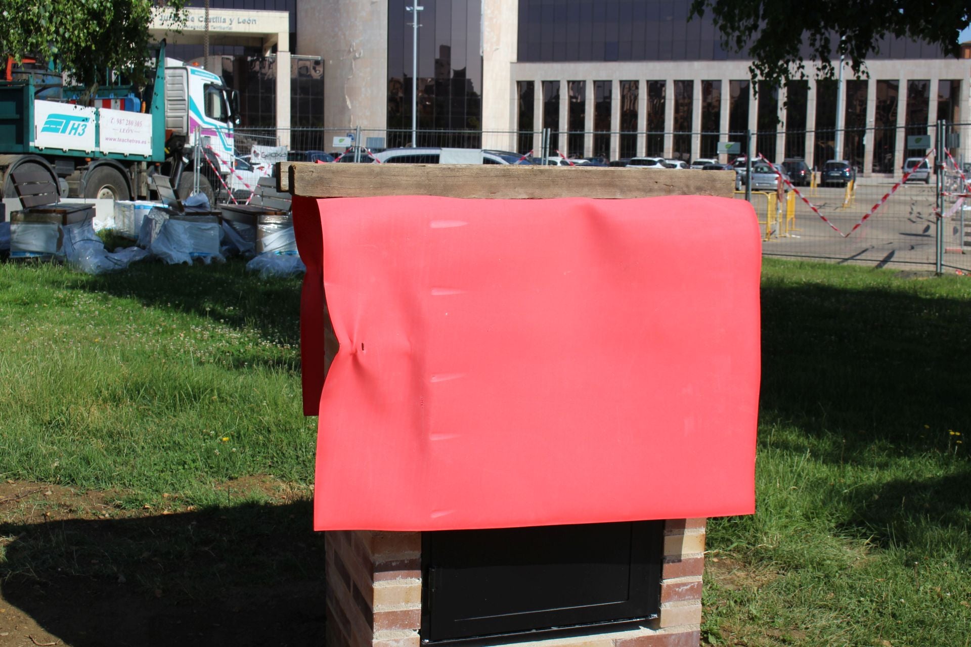 Últimos retoques del león gigante de los Pendones Leoneses