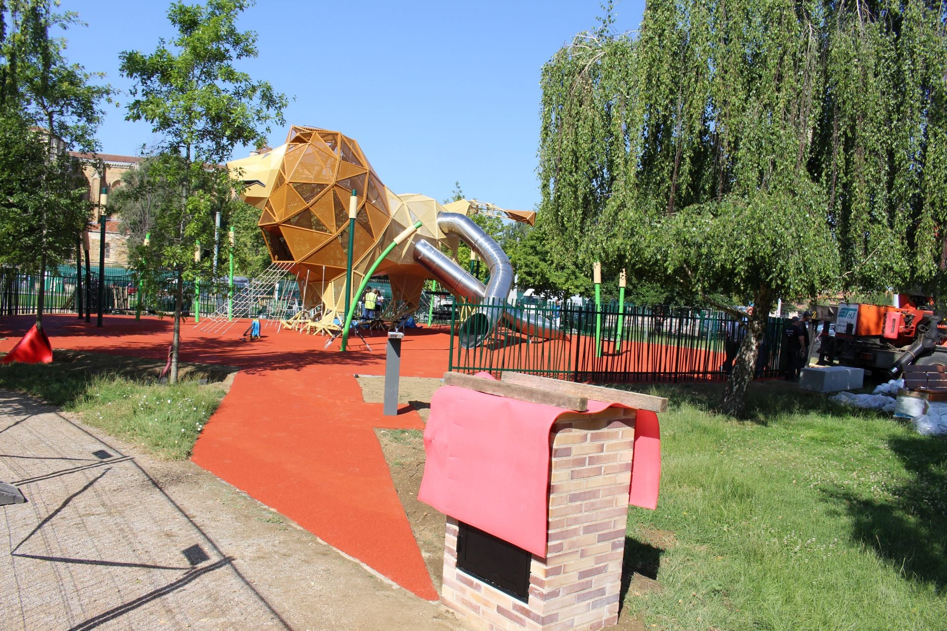 Últimos retoques del león gigante de los Pendones Leoneses