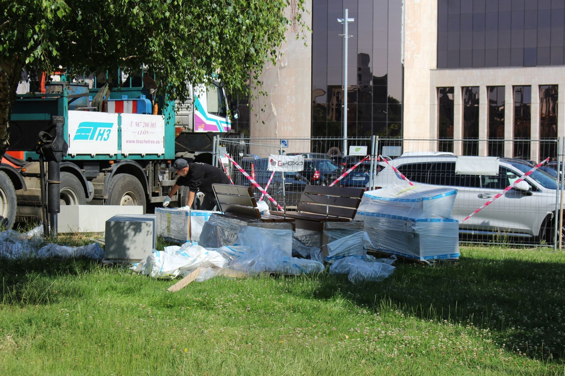 Últimos retoques del león gigante de los Pendones Leoneses
