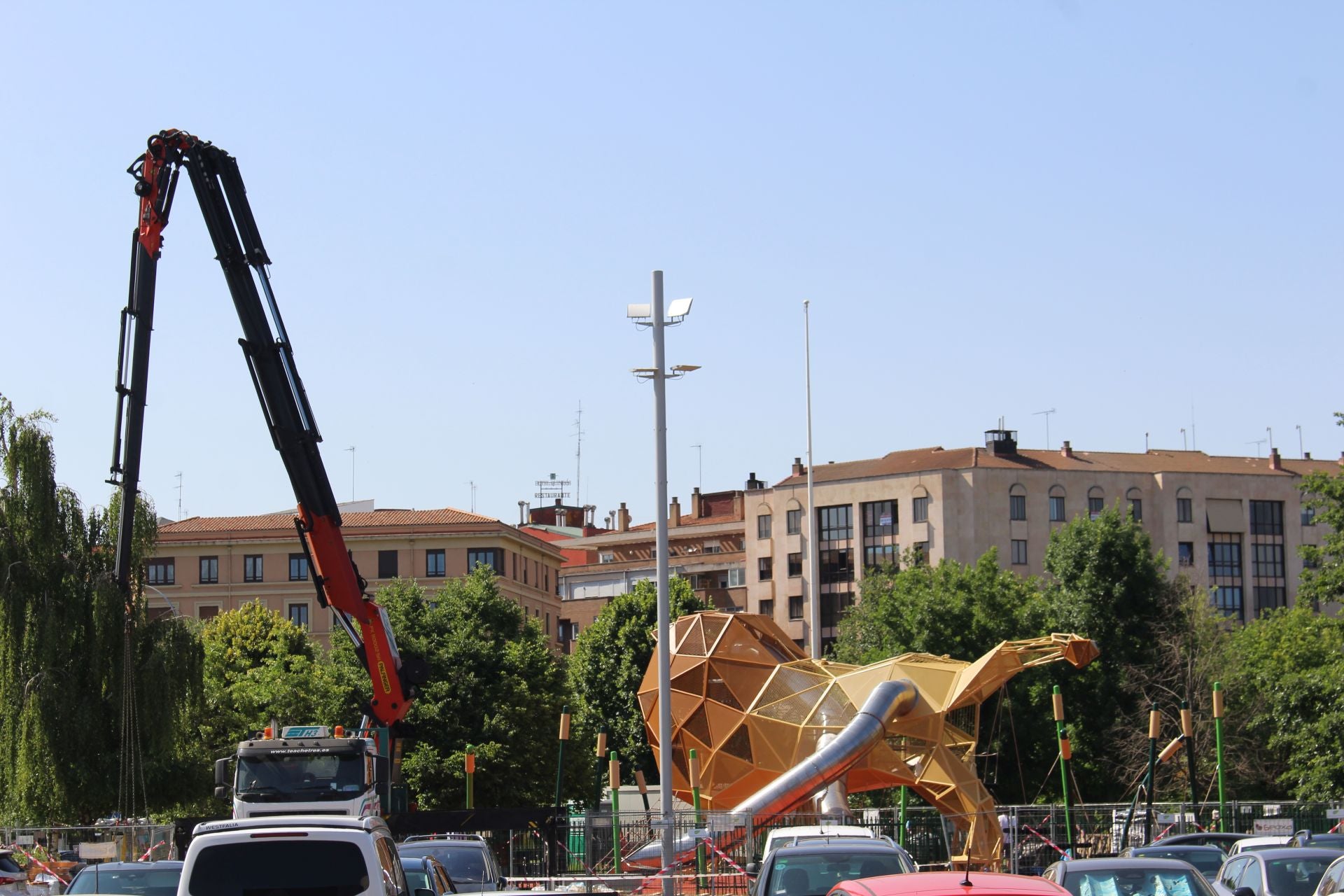 Últimos retoques del león gigante de los Pendones Leoneses