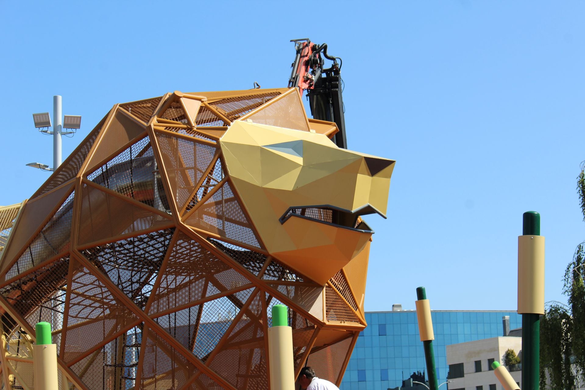 Últimos retoques del león gigante de los Pendones Leoneses
