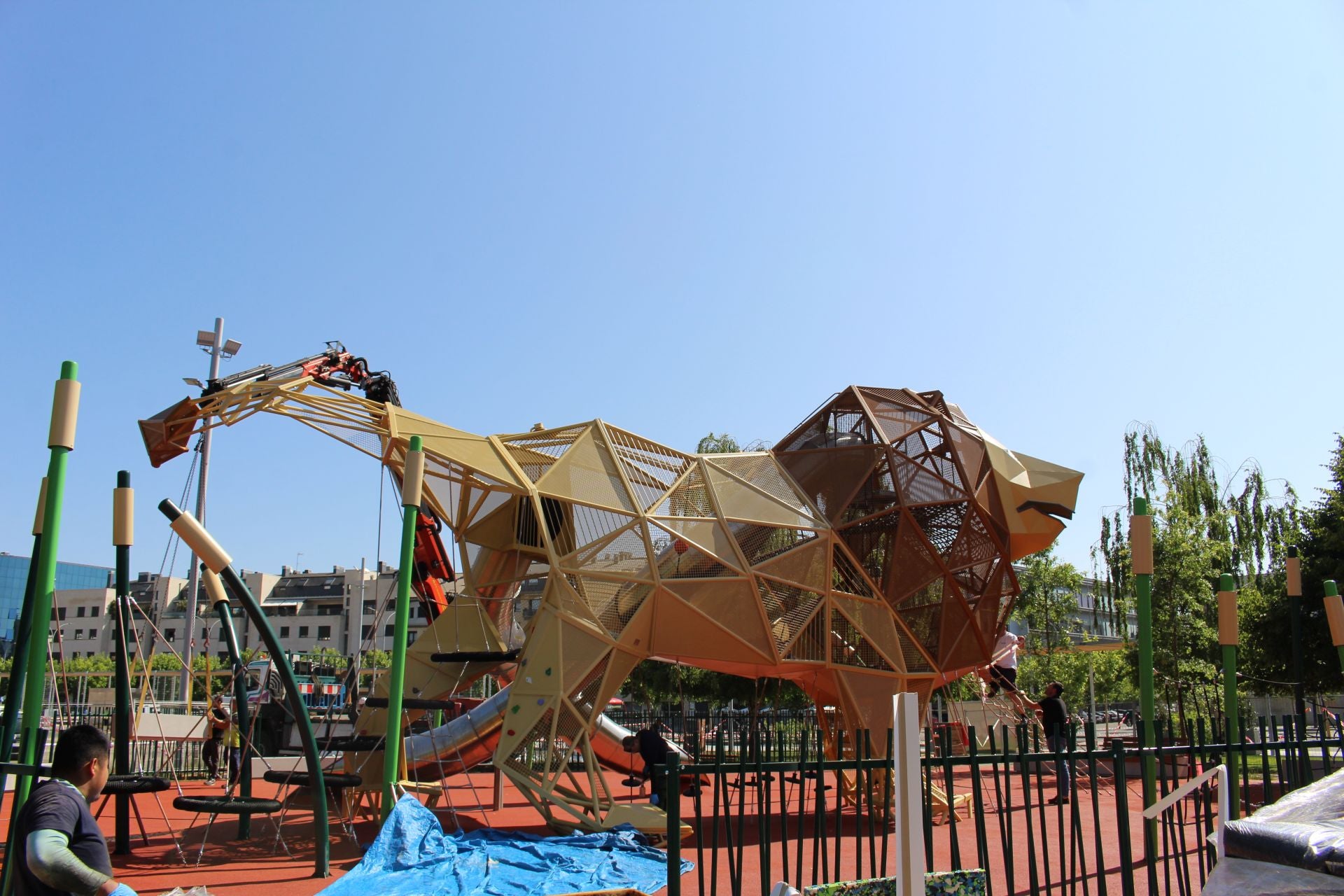Últimos retoques del león gigante de los Pendones Leoneses