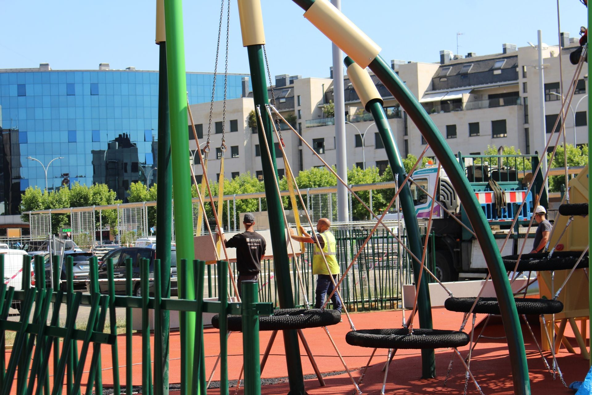 Últimos retoques del león gigante de los Pendones Leoneses