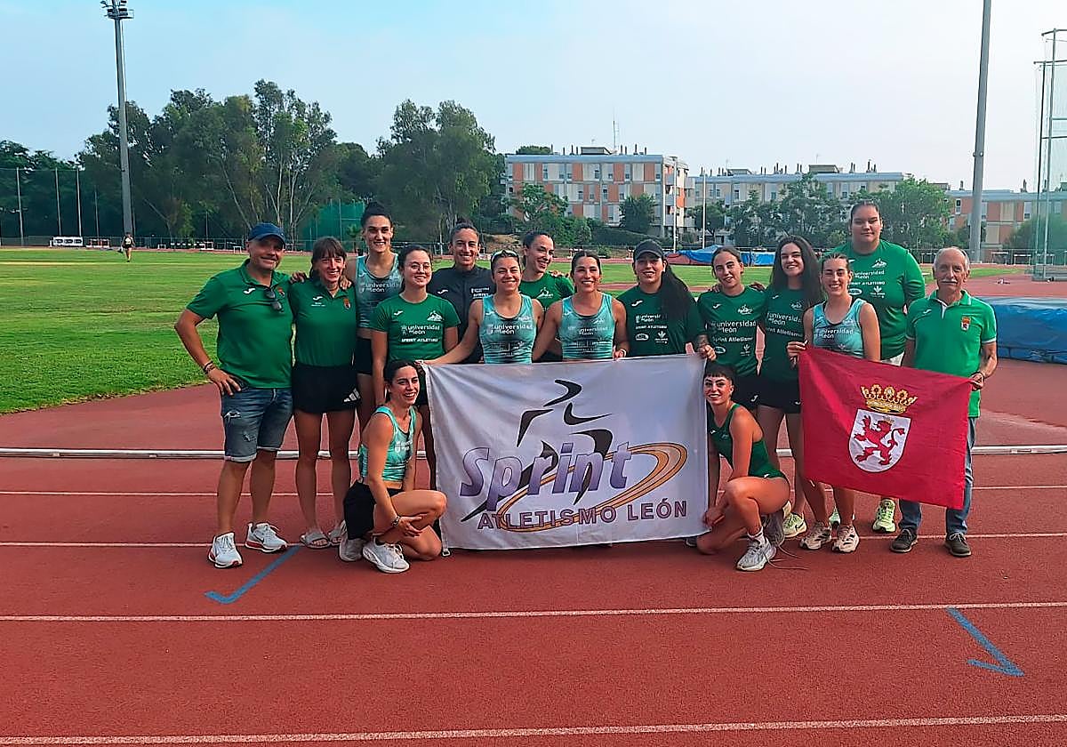 Las atletas celebran el triunfo.