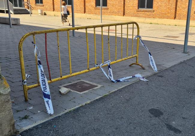 Valla con la que la Policía Local acordonó el paso del Palacín.
