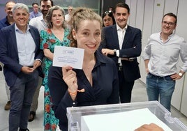 La presidenta del PP de León vota en las primarias del partido.
