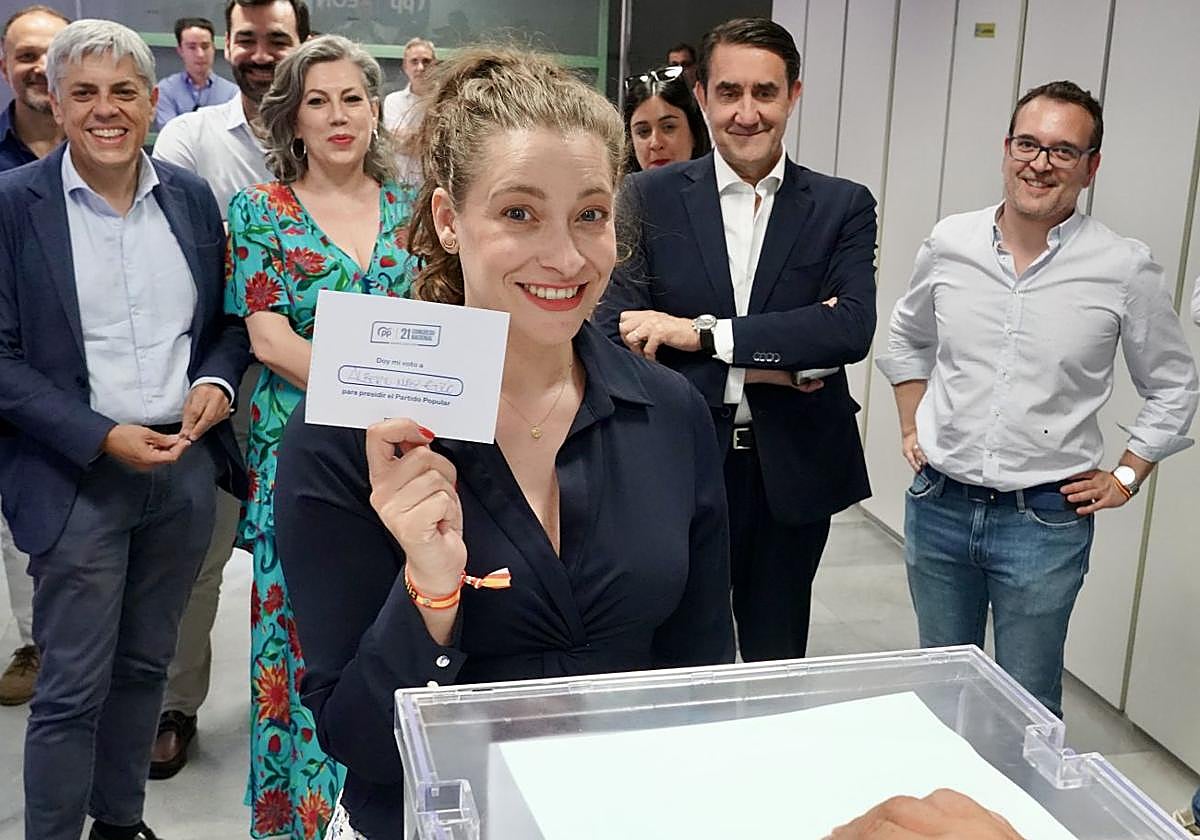 La presidenta del PP de León vota en las primarias del partido.