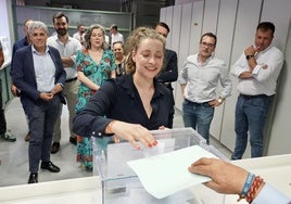 La presidenta del PP de León vota en las primarias del partido
