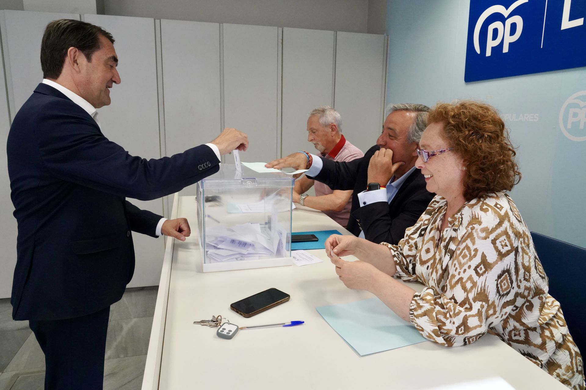 La presidenta del PP de León vota en las primarias del partido