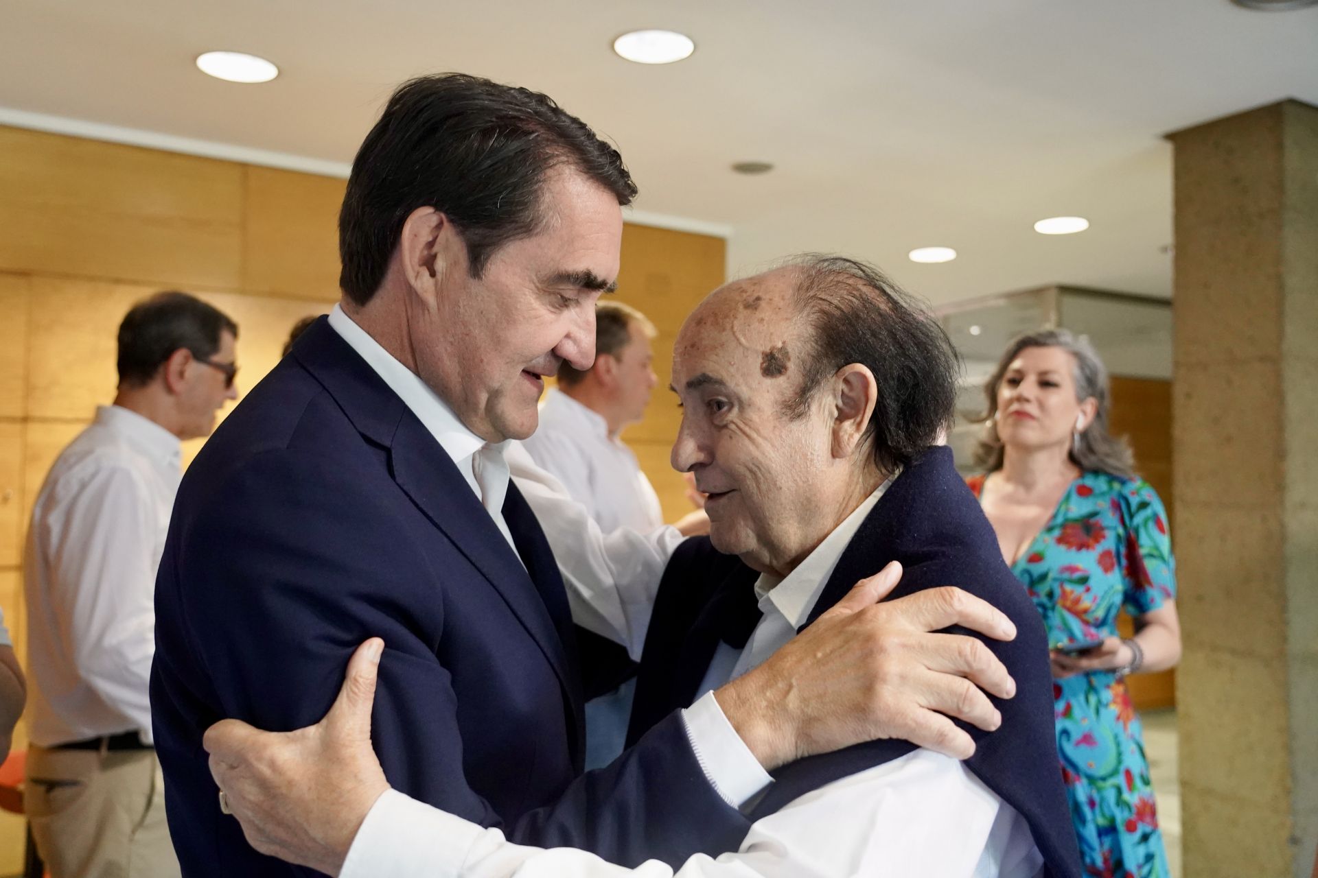 La presidenta del PP de León vota en las primarias del partido