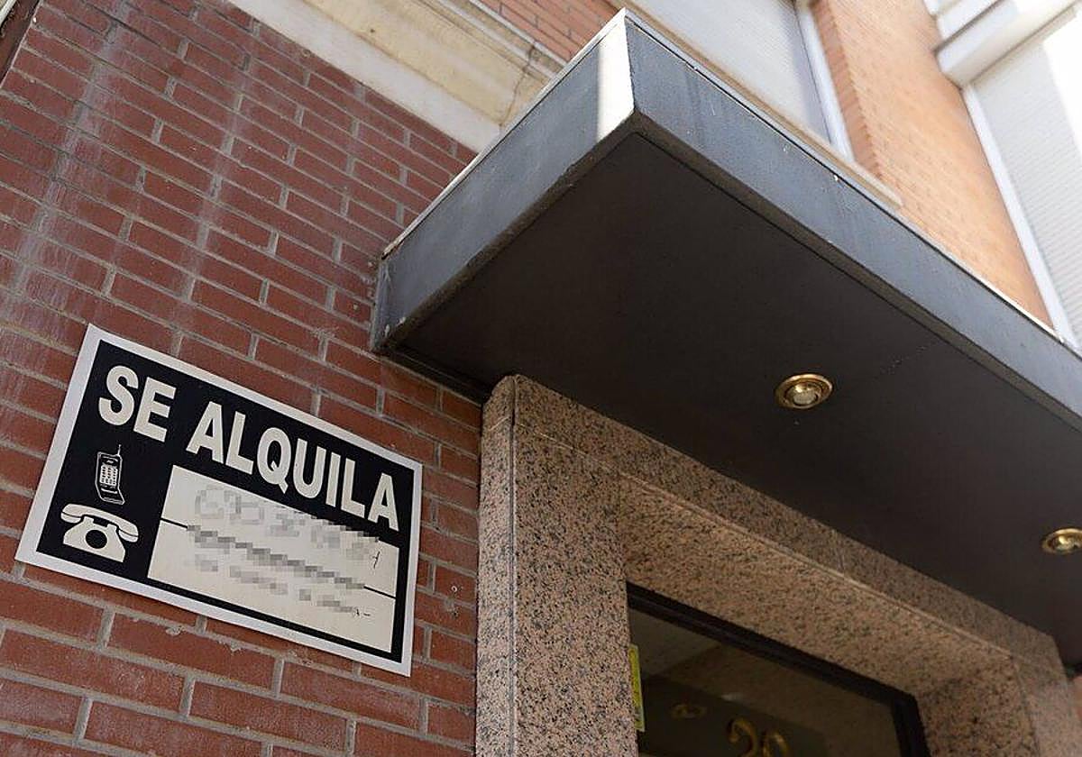 Un cartel de 'Se alquila' pegado a un edificio.