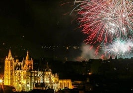 Imagen de la catedral de León con los fuegos artificilaes de fondo.