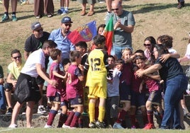 Los pequeños disfrutan de la victoria en el I Torneo Internacional de Moliseca.