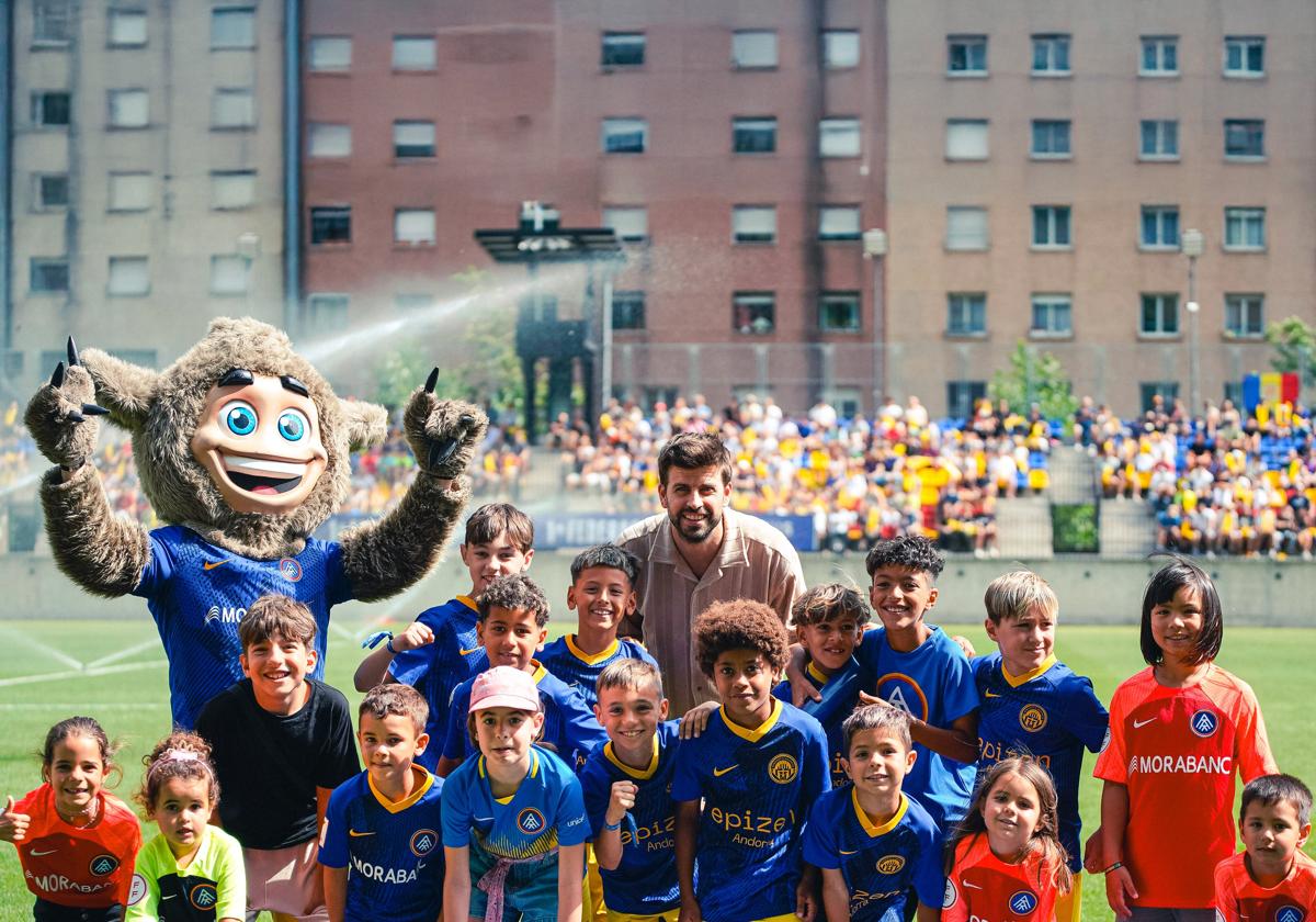 Gerard Piqué con pequeños jugadores del Andorra.