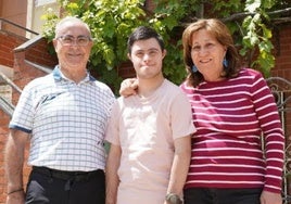Rubén Calleja junto a sus padres en una imagen de archivo.