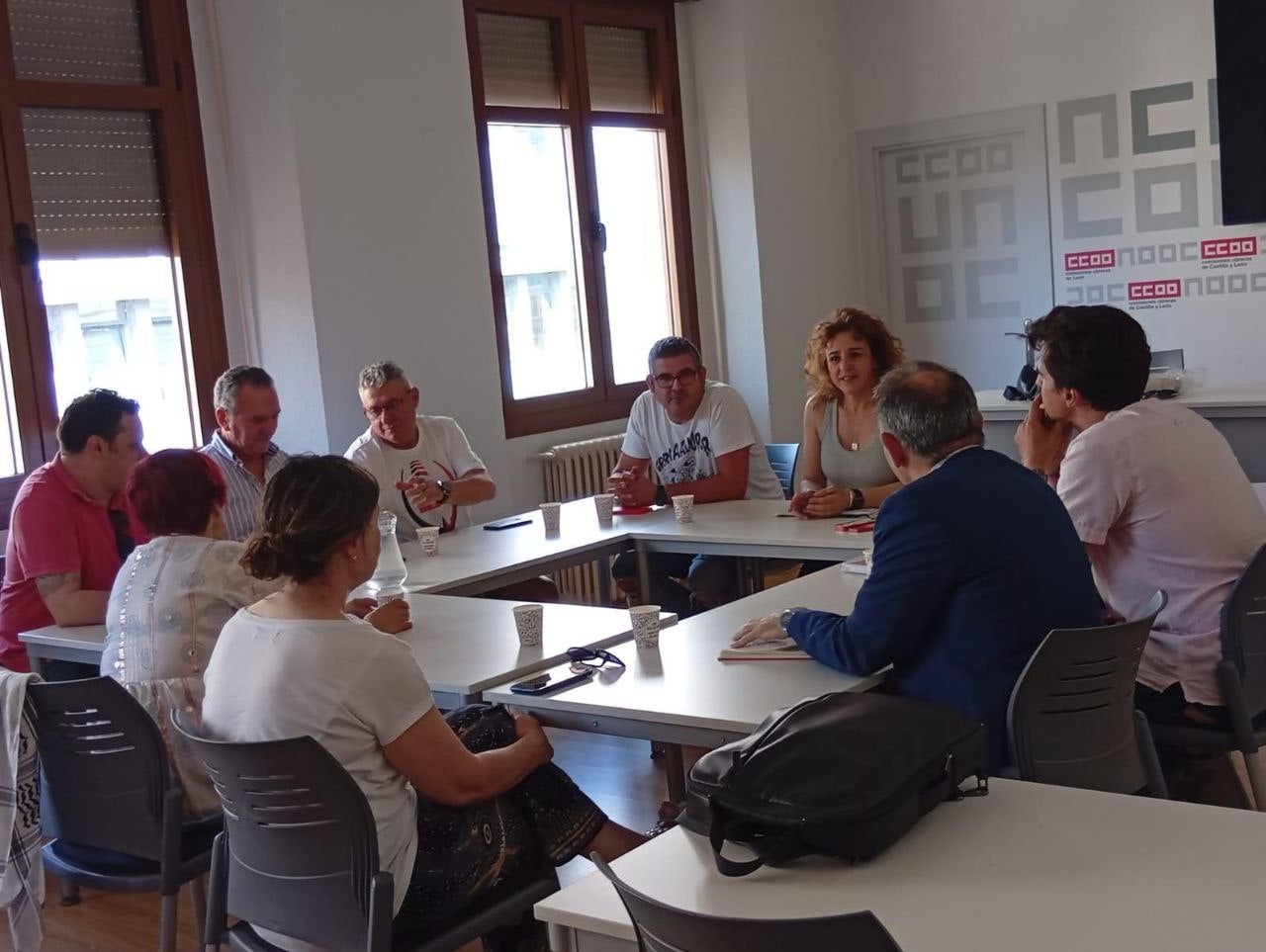 Reunión de la sección sindical de Comisiones obreras de la fábrica de Azucarera de la Bañeza con el portavoz de Izquierda Unida en el Congreso de los Diputados, Enrique Santiago