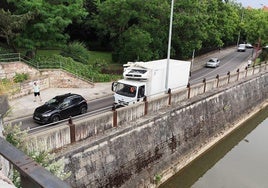 Imagen del caminón accidentado.