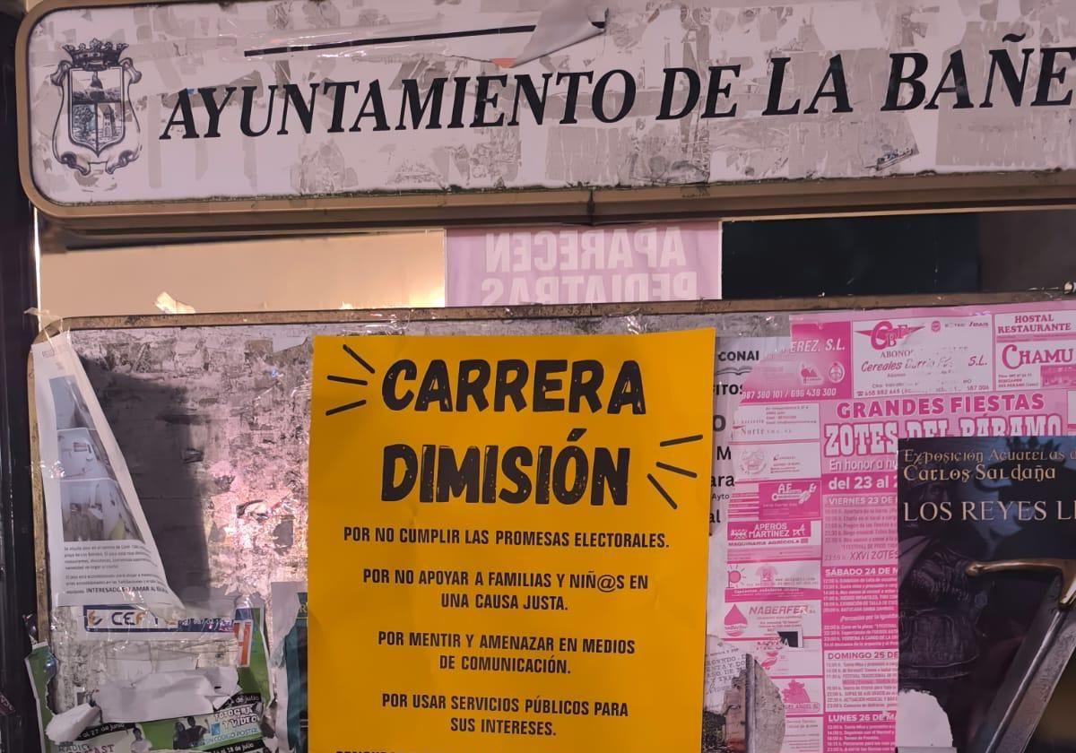 Uno de los carteles pegados en La Bañeza.