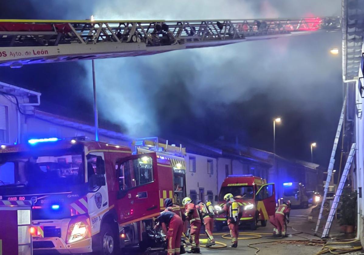 Imagen principal - Intervención de los Bomberos de León.