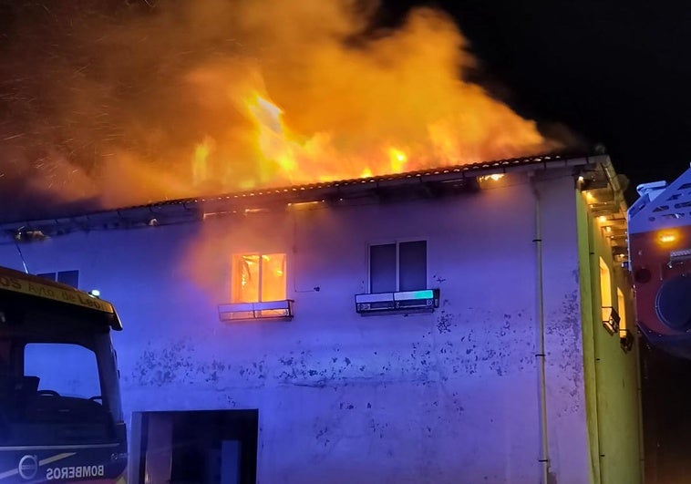 El fuego devora la casa de una familia de León: «Las llamas alcanzaban los cinco metros»