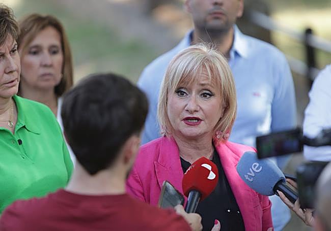 La consejera de Industria, Comercio y Empleo, Leticia García, visita los trabajos del programa de formación y empleo en Alcañices (Zamora).