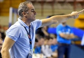Rafa Guijosa en un partido como técnico leonés.
