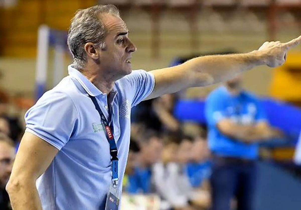 Rafa Guijosa en un partido como técnico leonés.