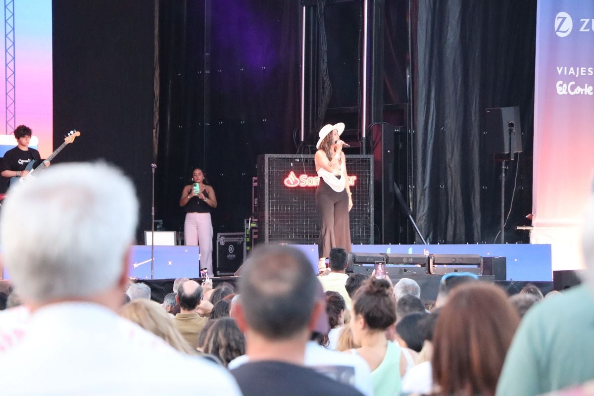 La cantante Barei sobre el escenario