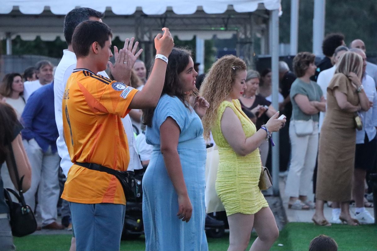 León canta al amor y al desamor en español