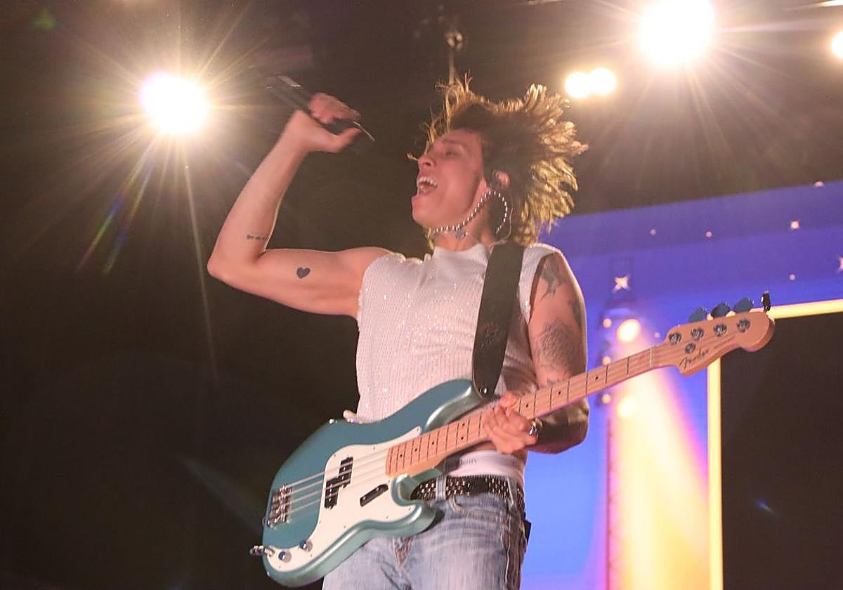 León canta al amor y al desamor en español