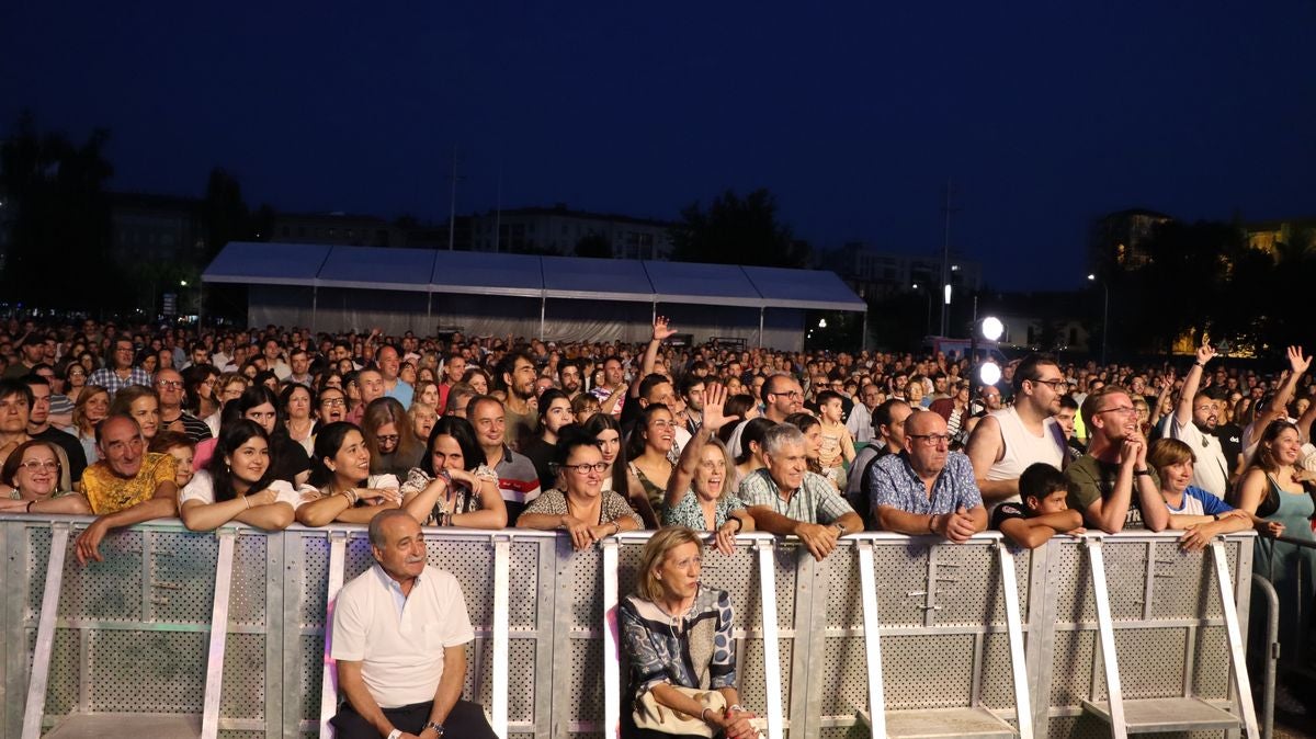León canta al amor y al desamor en español