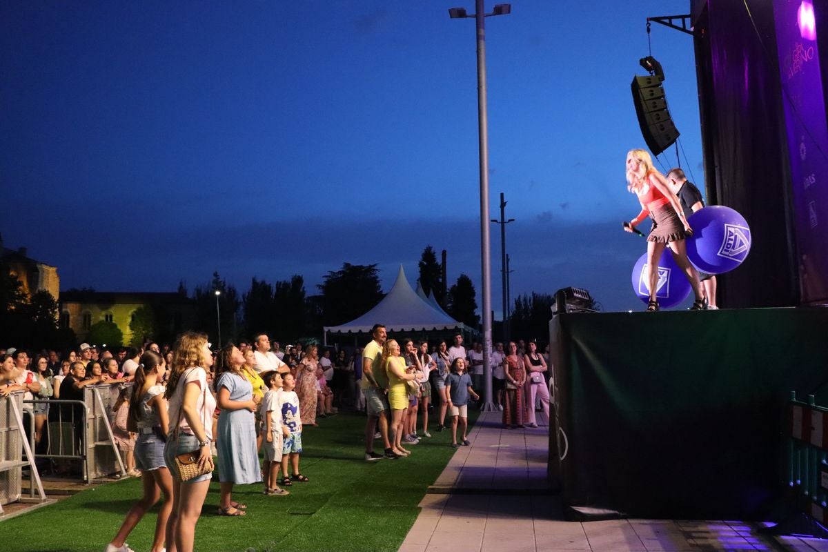 Cris Dalmau haciendo un juego con el público leonés