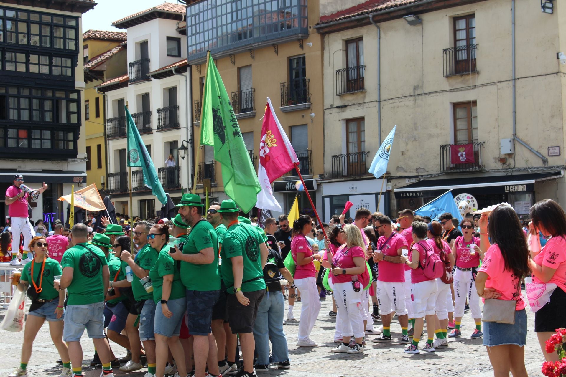 Las imágenes del desfile de peñas en León