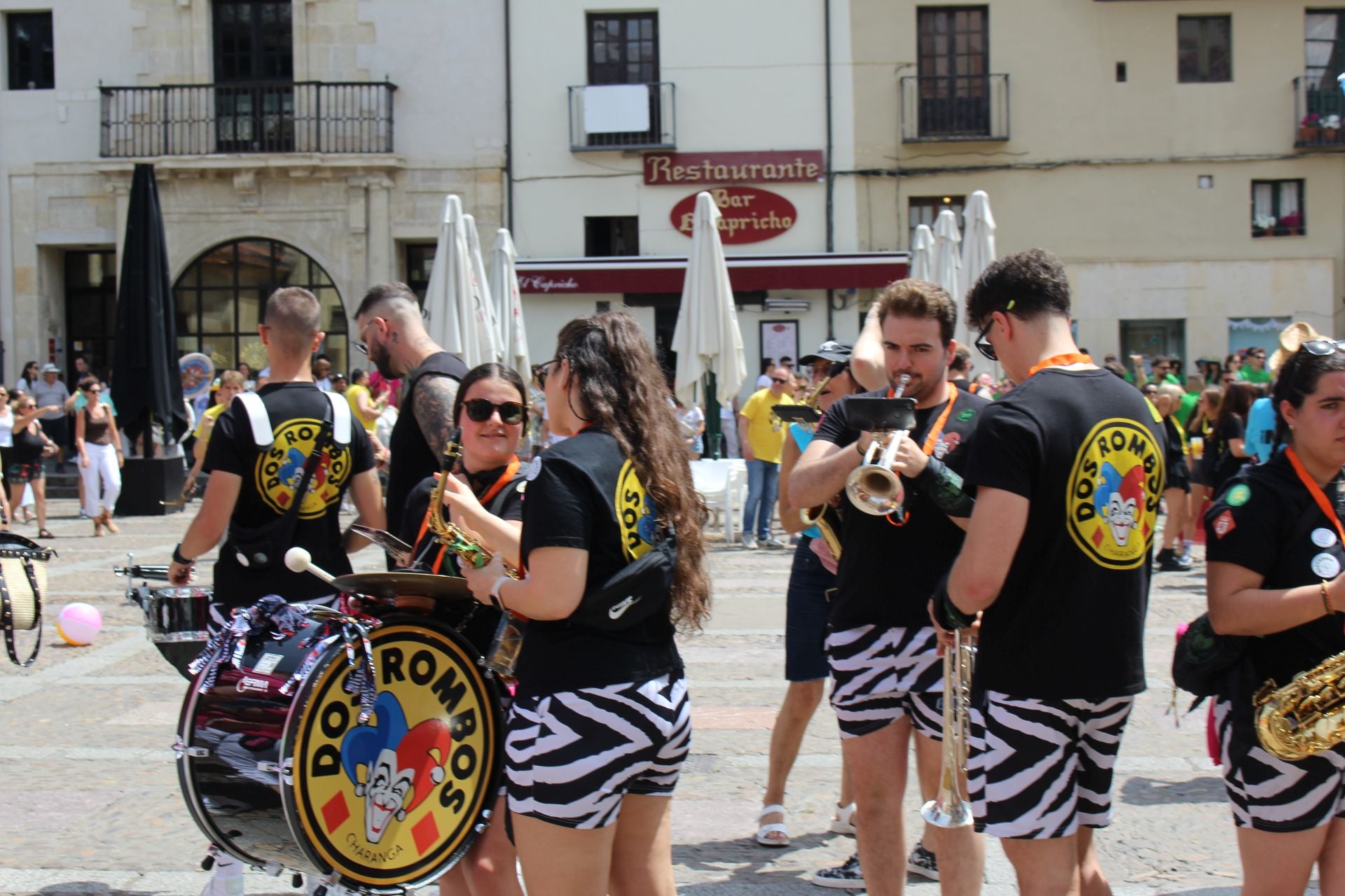 Las imágenes del desfile de peñas en León