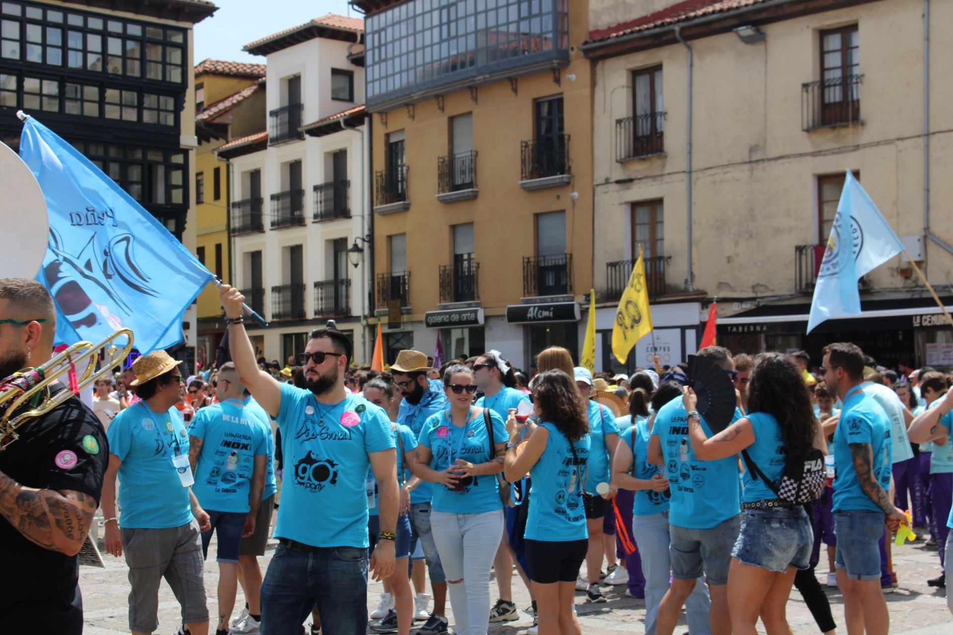Las imágenes del desfile de peñas en León