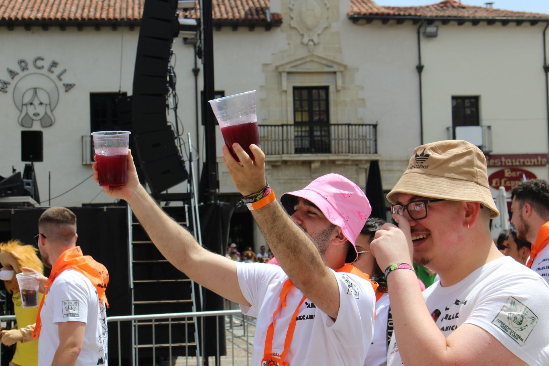 Las imágenes del desfile de peñas en León