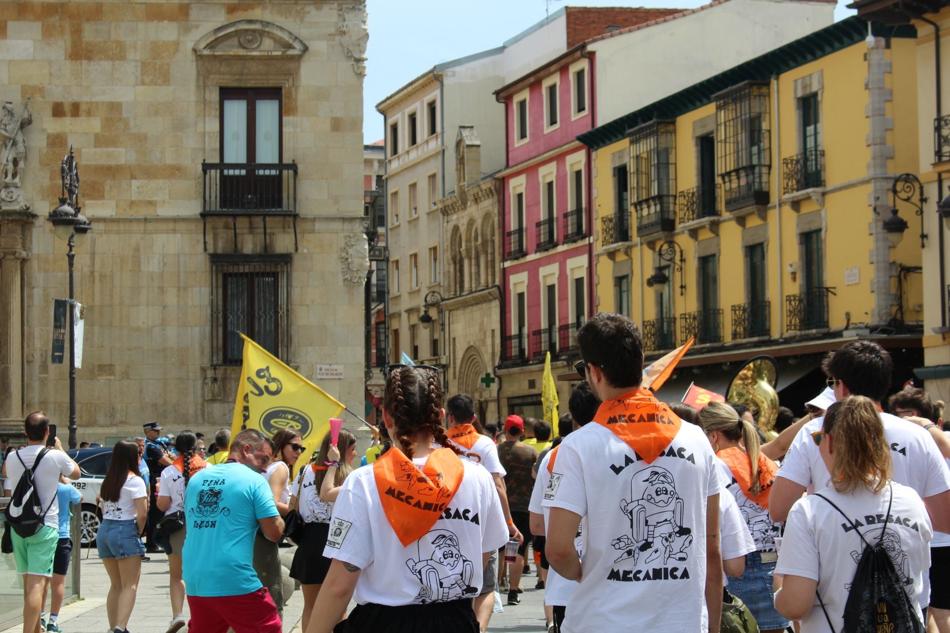 Las imágenes del desfile de peñas en León