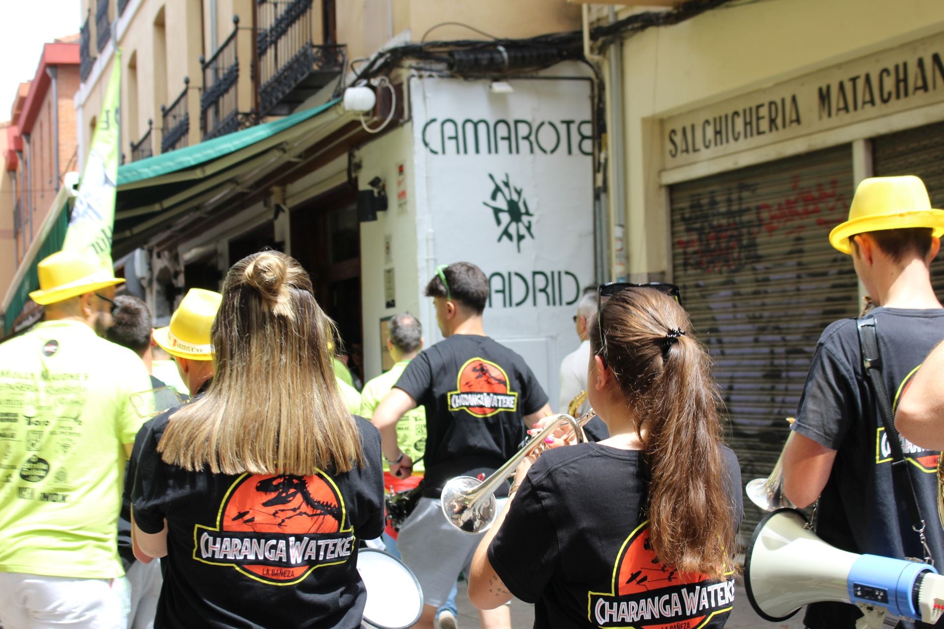 Las imágenes del desfile de peñas en León